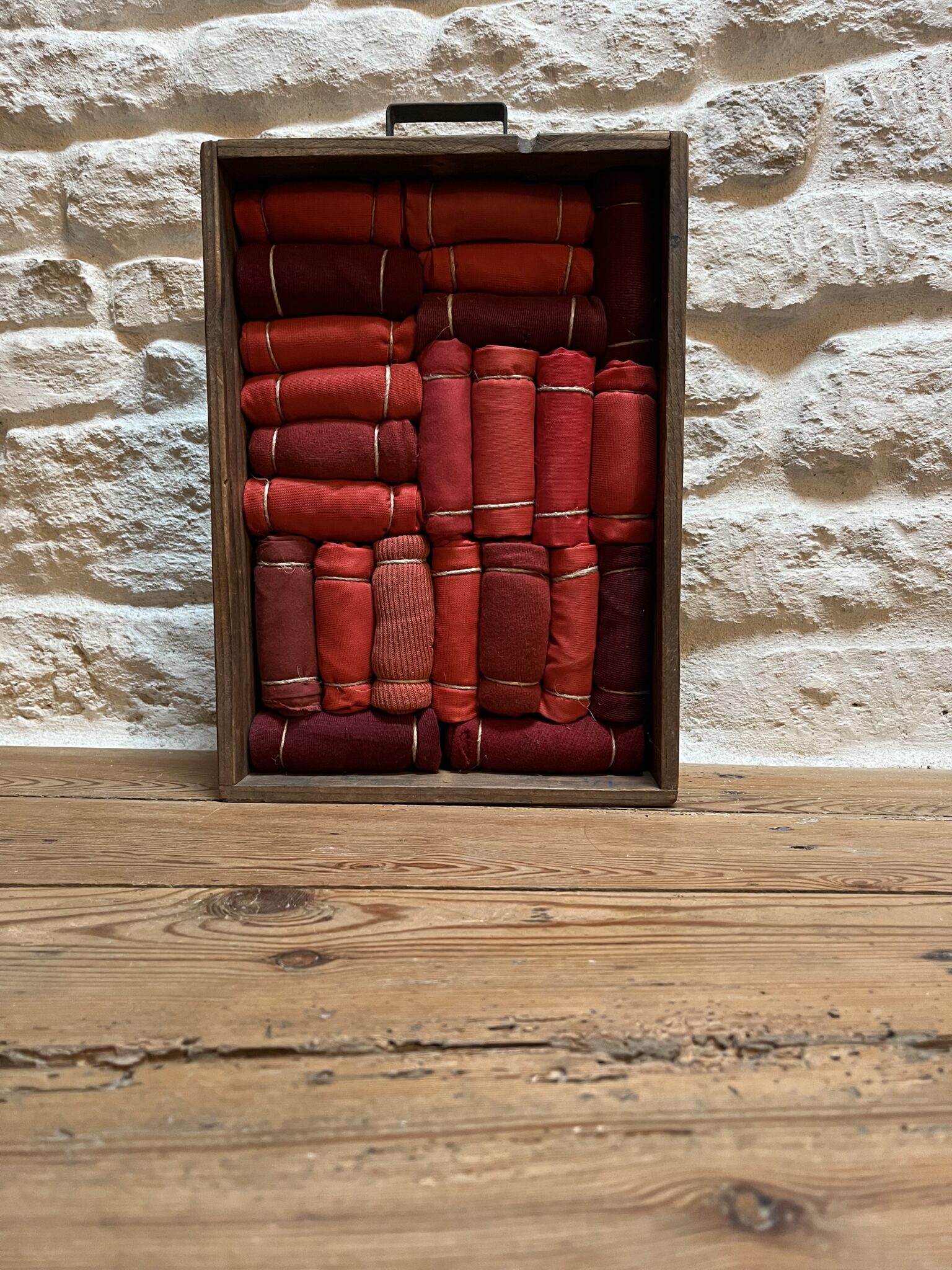 Tissus échoués rouges 25 x 35 cm ( tiroir ancien ) 2021