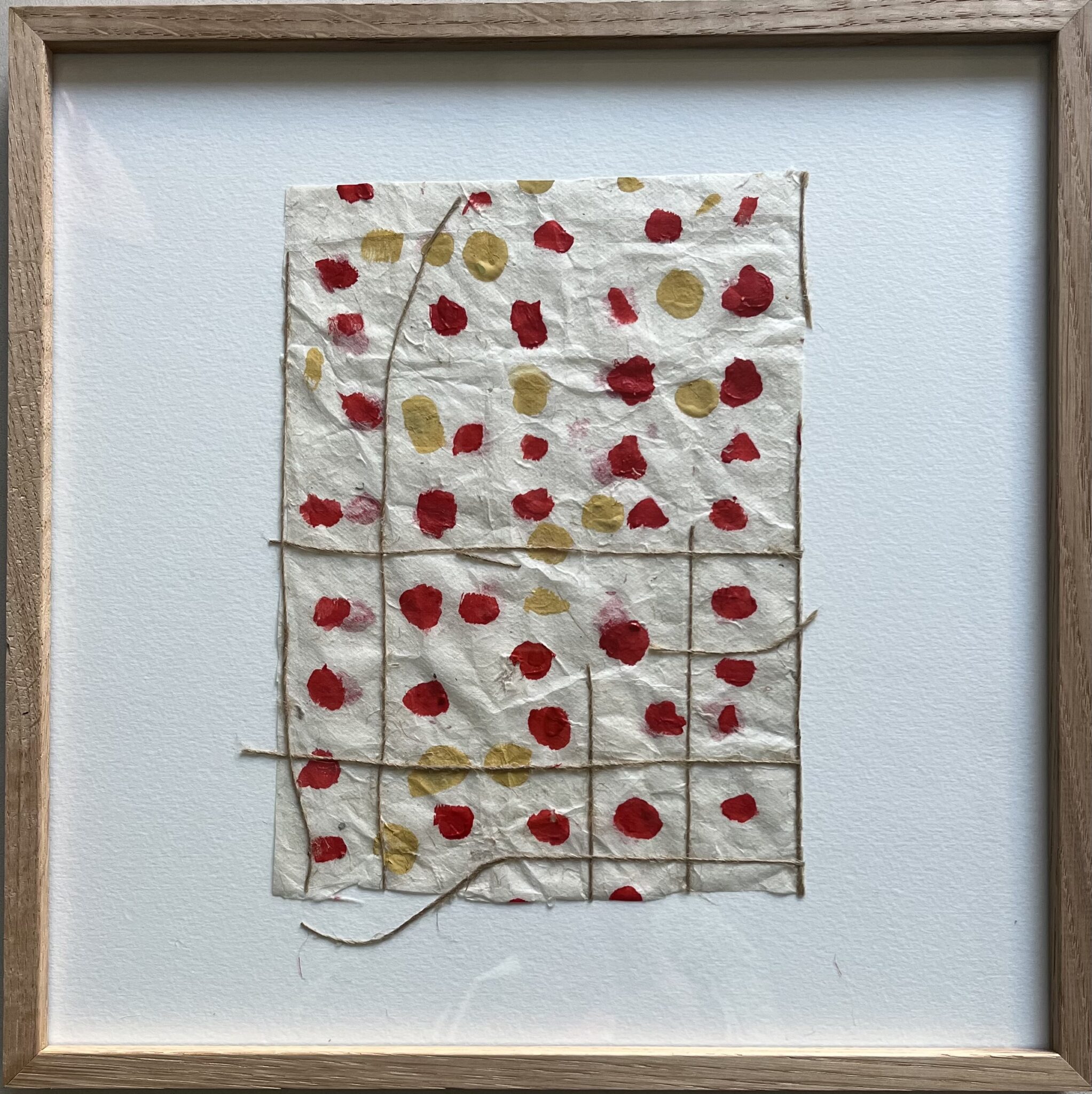 Ecriture asémiqueLokta armé, encre rouge, jaune et fil32 x 32 cm encadré ( œuvre 16 x 21 cm )2025